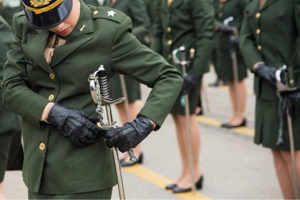 A debandada do Exército alcança capitães e majores