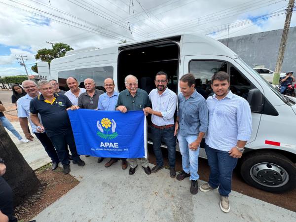 Dr. Luiz Ovando entrega van de meio milhão de reais à APAE de Rio Verde