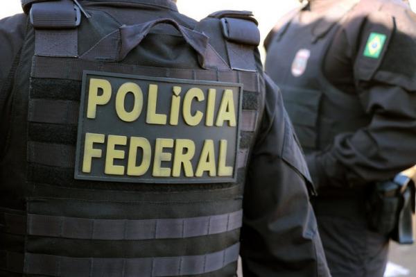 Suspeito joga mala com dinheiro pela janela durante ação da PF
