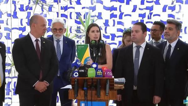 De Toni protocola ‘impeachmaço’ contra 16 ministros de Lula