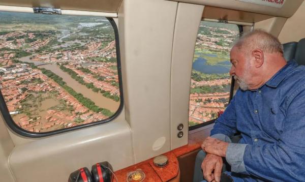 Mal nas pesquisas, Lula faz sobrevoo eleitoral em MG