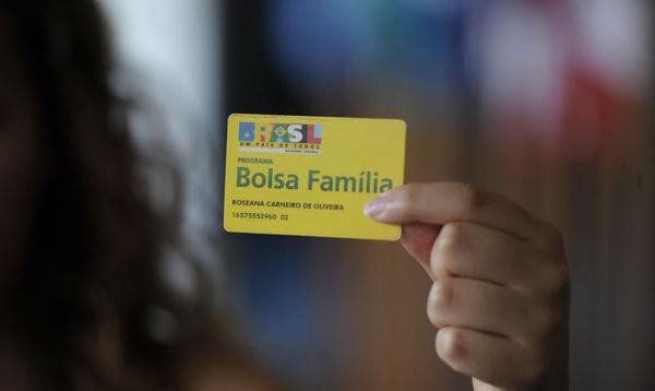 Número de famílias no Bolsa Família cresceu 420% 