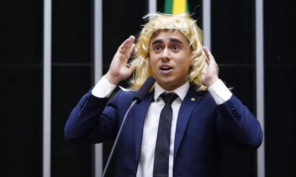 Justiça derruba condenação de Nikolas por discurso com peruca