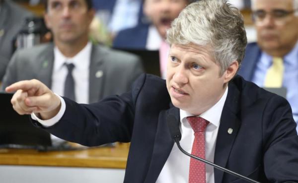 Van Hattem em notícia-crime contra Gilmar: ‘Não se sinta intocável’