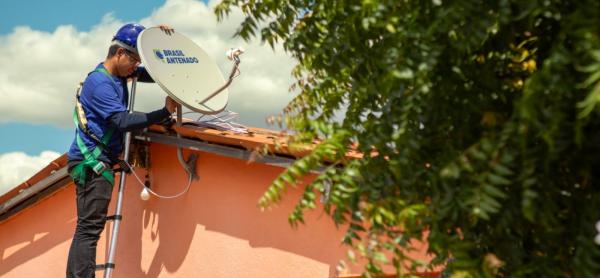 Governo Lula é acusado de trocar antenas parabólicas por votos, no interior