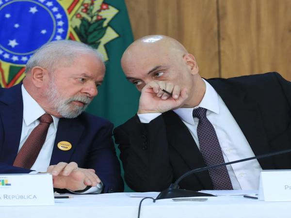 Lula não solta a mão de Moraes