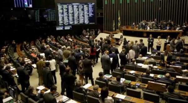 Atrasada, reforma política já deixa 13 itens pelo caminho