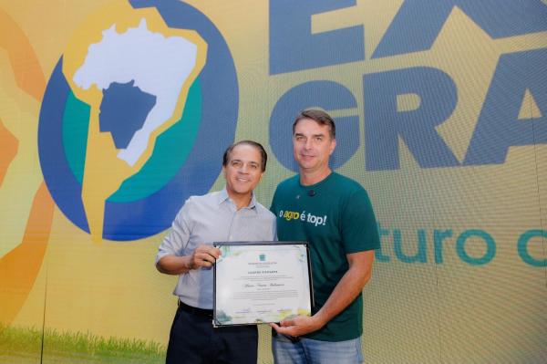 Coronel David entrega Diploma de Ilustre Visitante a Flávio Bolsonaro