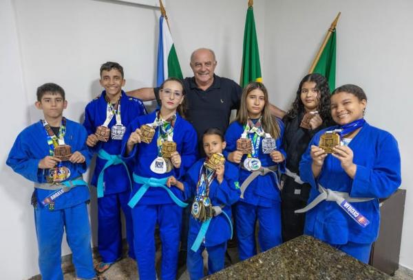 Judocas campeões são recebidos pelo prefeito Réus 