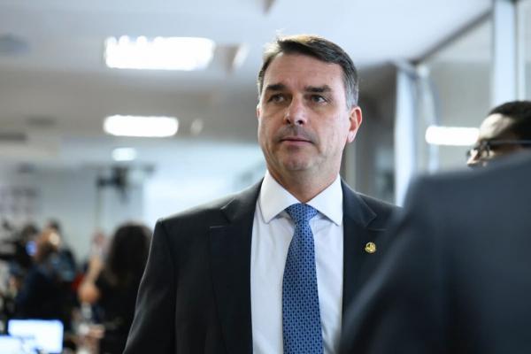 Flávio se manifesta ao saber de inquérito ordenado por Moraes
