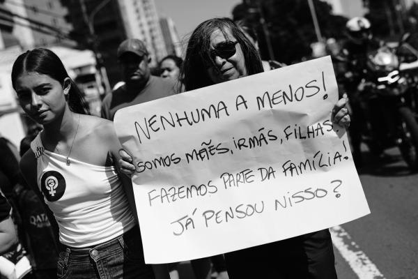 Caminhada contra o feminicídio mobiliza grupo de mulheres em Campo Grande