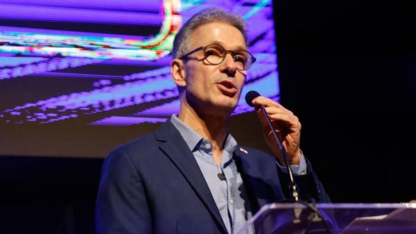 Zema compara a árvore podre ala do STF enrolada no Master