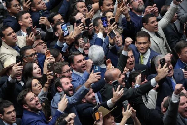 Congresso derruba veto de Lula ao PL da Dosimetria