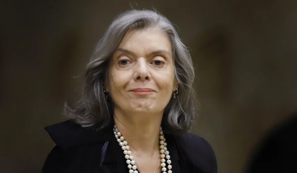 Cármen Lúcia segura ação sobre fichas sujas há 4 meses