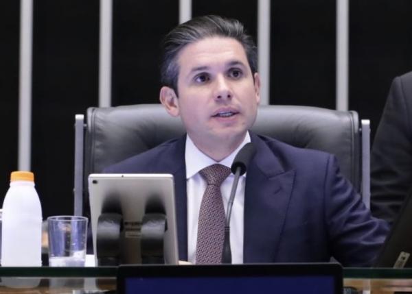 A toque de caixa, Câmara aprova texto que afrouxa punições a partidos