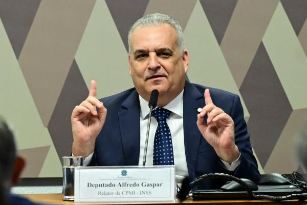 Alfredo critica proximidade de Lula com Deolane, presa por ligação ao PCC