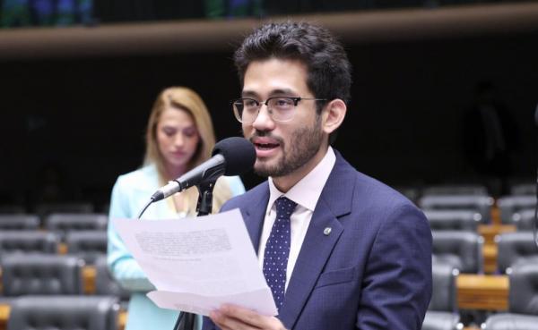 Projeto de Kataguiri suspende decretos de Lula censurando internet