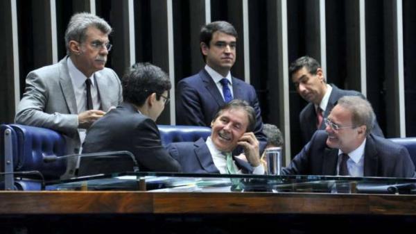 Governo e oposição se unem para salvar a pele