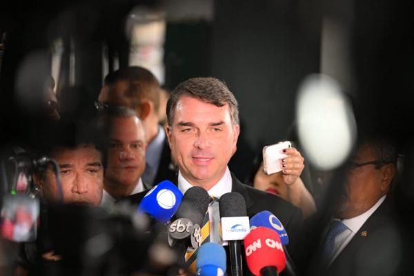 Flávio Bolsonaro comemora decisão dos EUA sobre PCC e CV