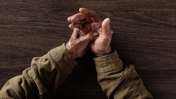 Casos de Parkinson devem dobrar até 2050; conheça sinais