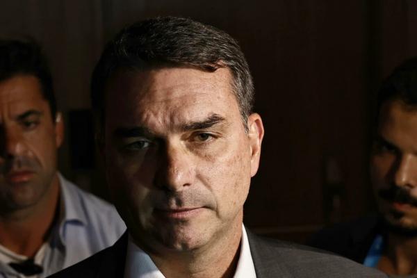 Flávio vai ao STF para declarar Moraes suspeito de atuar no caso Master