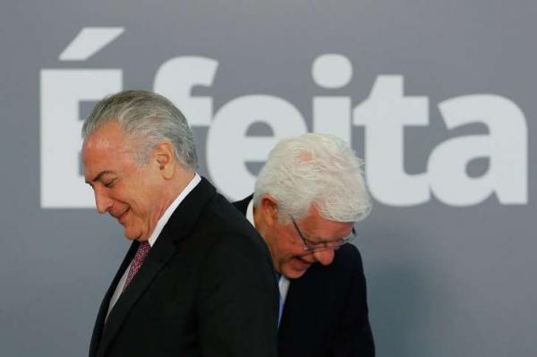 Temer sanciona lei que dá foro privilegiado a Moreira Franco