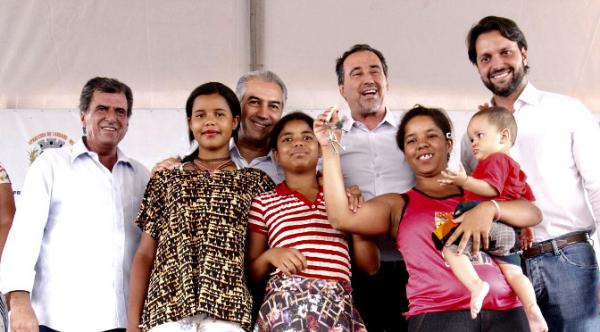 Com ministro das Cidades, governador entrega casas para 327 famílias em Aparecida do Taboado
