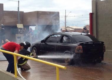 Carro pega fogo e fica totalmente destruído