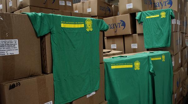 Entregas de uniformes em escolas da Rede Estadual começam com um mês de antecedência