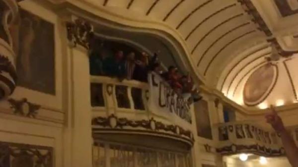 Torcida do Fluminense invade sede do clube