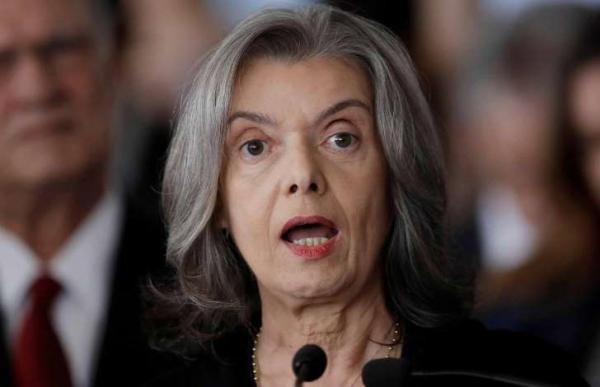 Ao lado de investigados na Lava Jato, Cármen Lúcia critica maus exemplos