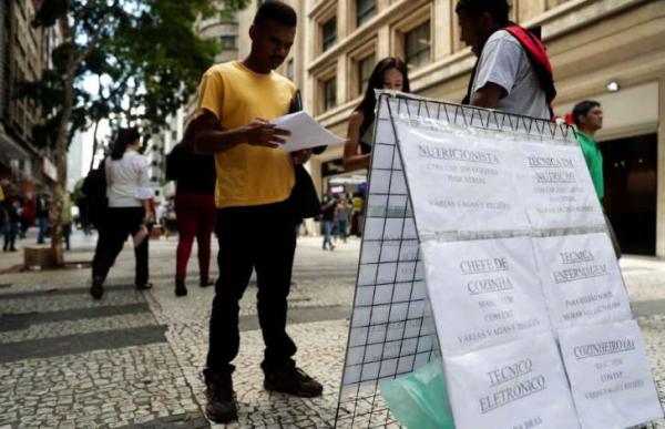 Brasileiros aceitam salários menores para driblar desemprego