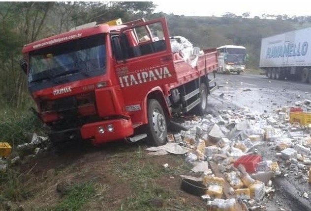 Colisão de caminhão de bebidas e picape da Capital mata homem na 163