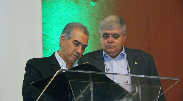 Reinaldo Azambuja inaugurou residencial com ministro Marun