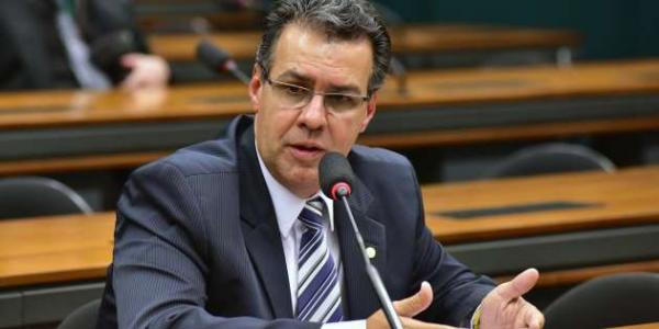 Ala do PR defende apoio a Bolsonaro em vez de centrão de Rodrigo Maia