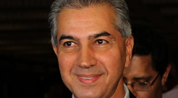 Reinaldo Azambuja recebe a mais alta comenda do setor industrial do MS