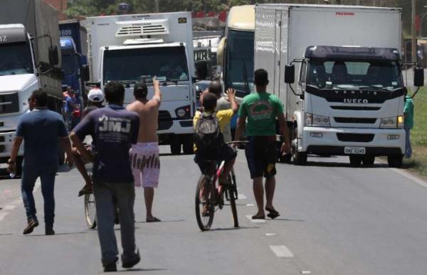 Mesmo com acordo, caminhoneiros mantêm protestos nas rodovias federais