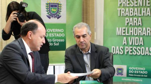 Reinaldo Azambuja sancionou lei que diminui ICMS do diesel