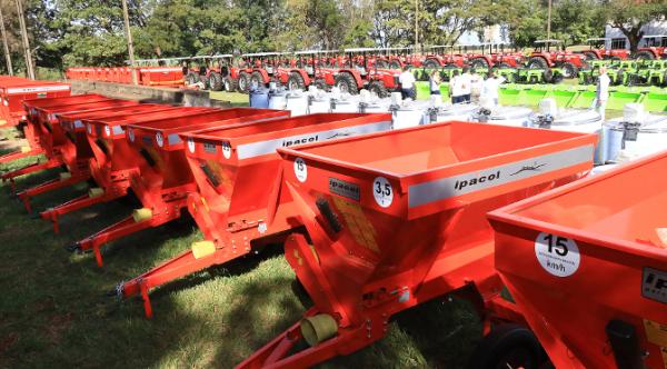 Maior entrega de equipamentos da história pelo Governo beneficia agricultura familiar de MS