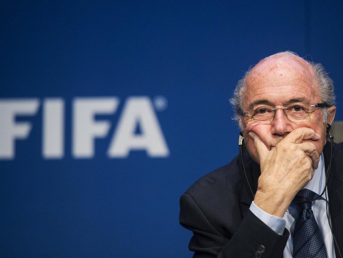 Polícia invade sede da Fifa e Blatter é processado criminalmente