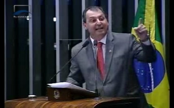  Senador chama ministro Joaquim Levy de cabeça oca 