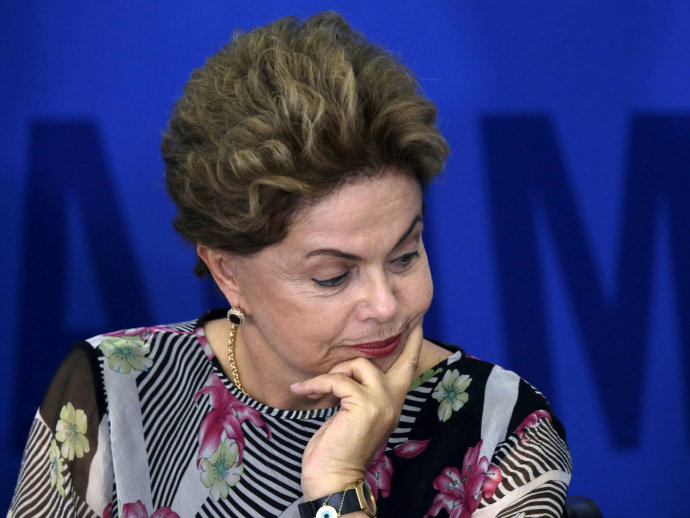 Fitch retira grau de investimento do Brasil