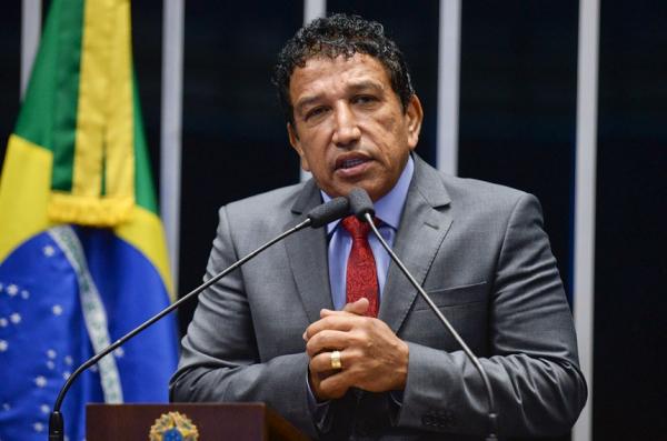 URGENTE: Magno Malta adverte que mídia tentará usar Adélio para 'derrubar' Bolsonaro na véspera..