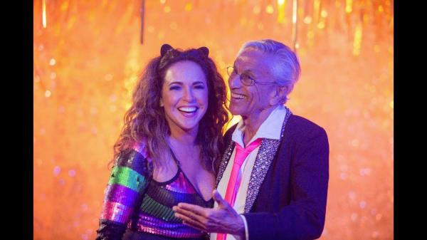 BOLSONARO posta marchinha em resposta a Daniela Mercury e Caetano Veloso