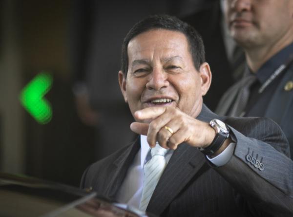 Mourão é APLAUDIDO DE PÉ ao responder PERGUNTA IDIOTA de professor em Harvard